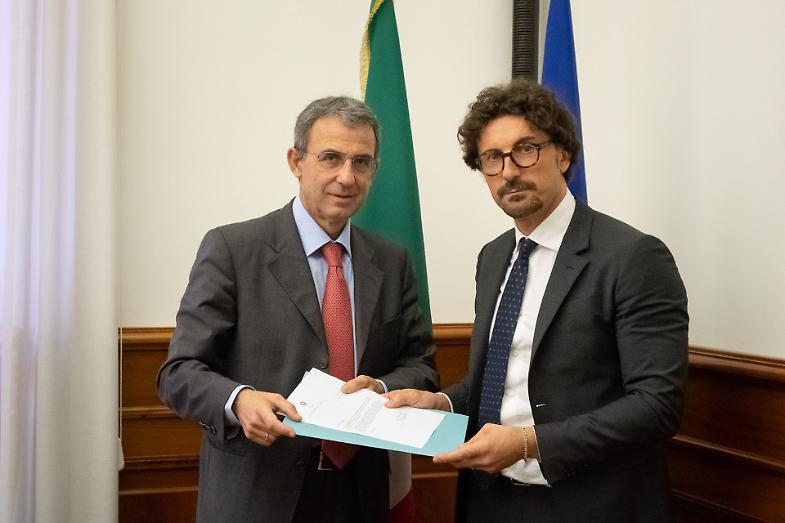laprovinciacr.it - Da sinistra verso destra, il Ministro dell'Ambiente uscente Sergio Costa e il Ministro delle Infrastrutture uscente Danilo Toninelli