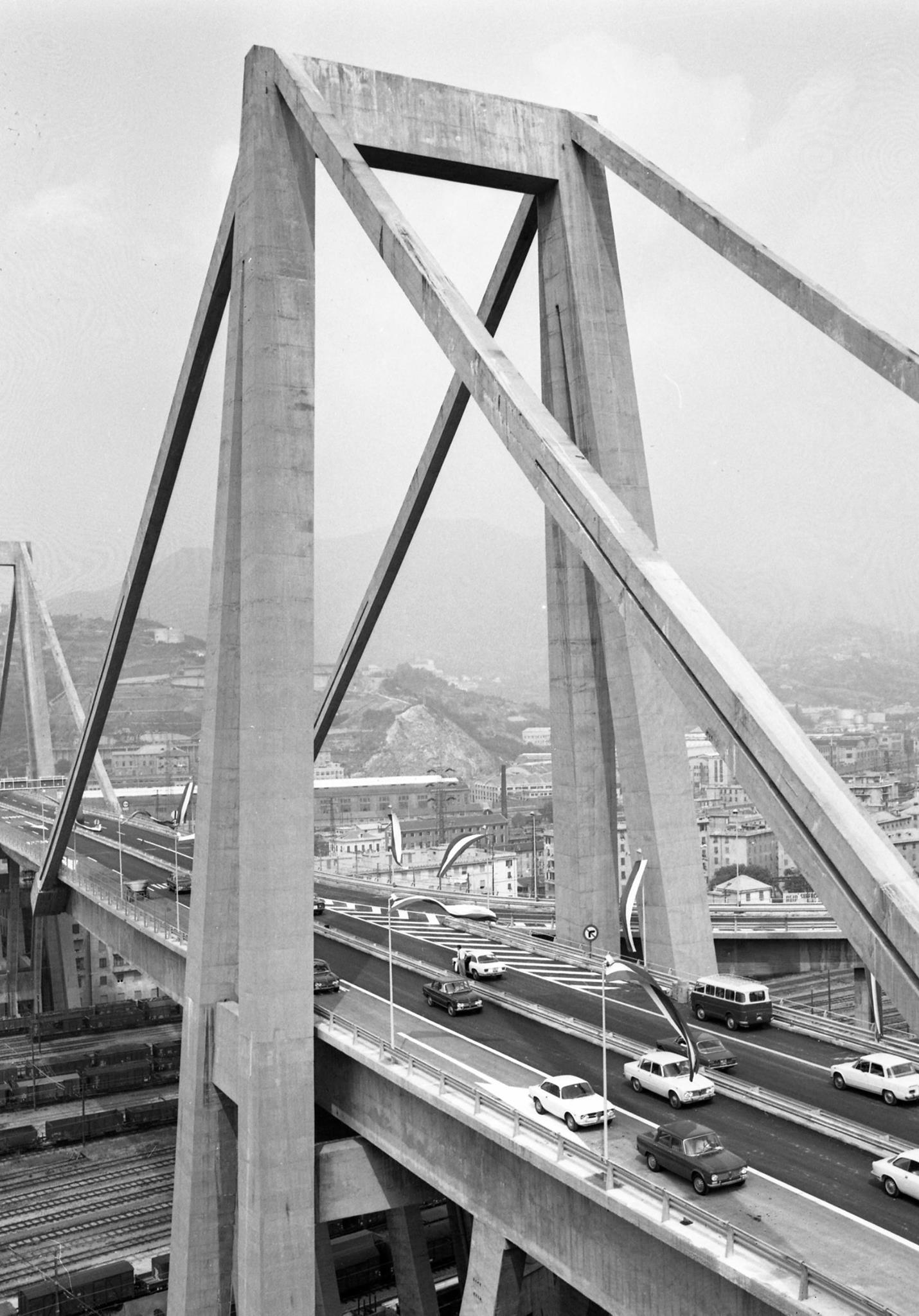 Una delle antenne del ponte Morandi nei primi anni di vita. PH: Pagina Facebook Morandi&Ingegneria