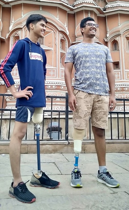 Due ragazzi in India, uno con un'amputazione sotto al ginocchio ed uno sopra, sono stati i primi a provare la protesi in plastica riciclataCredits: De Montfort University Leicester