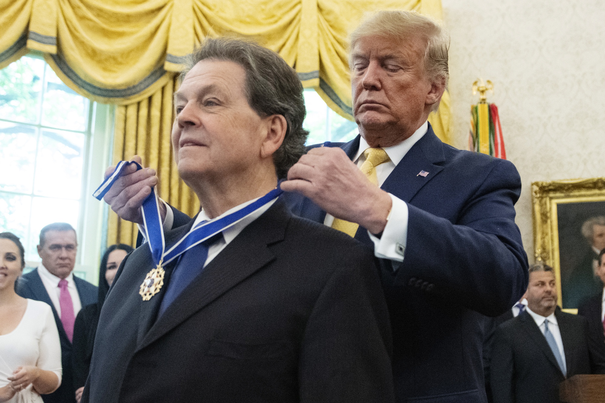 Il Presidente Donald Trump conferisce la medaglia della libertà ad Arthur Laffer