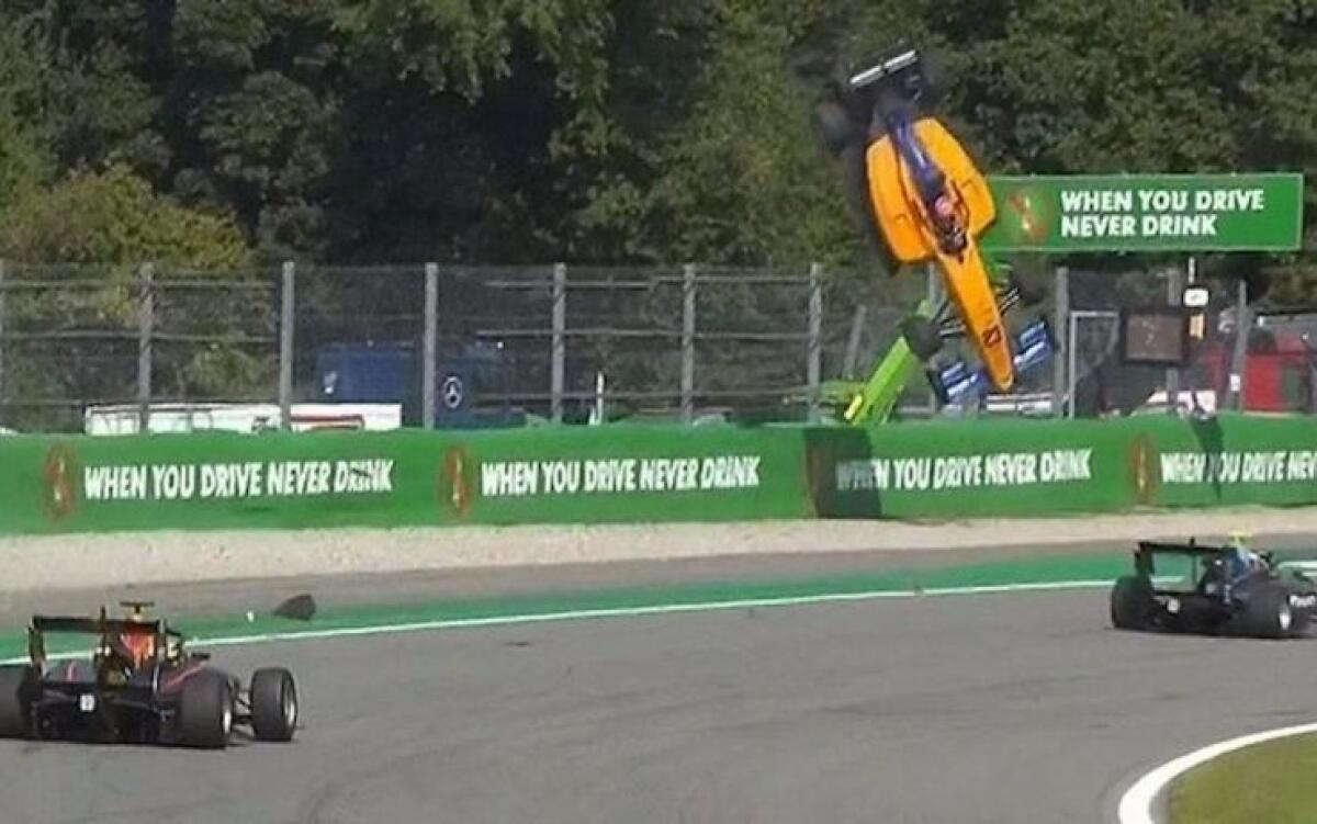F3: incredibile incidente a Monza, l'auto di Peroni decolla per diversi metri (VIDEO) - Incidente Peroni