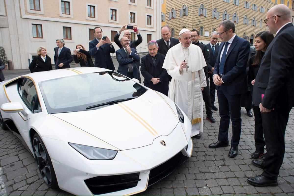 Lamborghini del Papa all'asta: i soldi in beneficenza - 