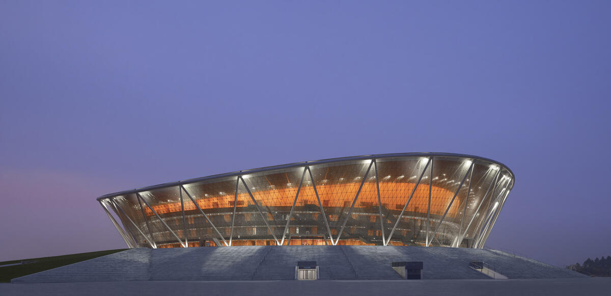 Le arene dei Mondiali di Basket 2019 in Cina - Dongguan Basketball Center

Projektart: Wettbewerb 2006 - 1. Preis

Projektbeschreibung: Basketball Stadion 14.500 Sitzplaetze + Apartmentgebaeude für Sportler

Entwurf: Meinhard von Gerkan und Stephan Schuetz mit Stephan Rewolle
Partner:  Stephan Sc