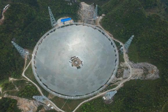 FAST circondato dalle montagne. Credits: https://www.universetoday.com