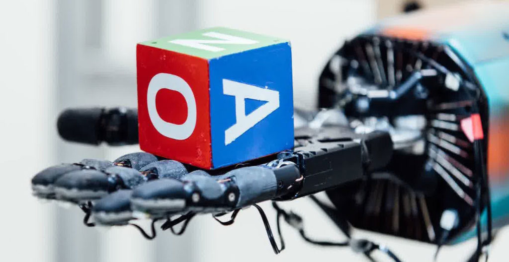 Progetto Dexterity: una mano robotica manipola oggetti del mondo attorno con naturale destrezza