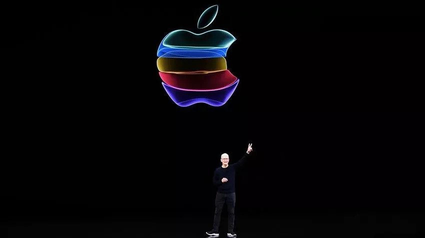 Tim Cook durante la presentazione, con il logo Apple alle spalle. Credits: apple.com