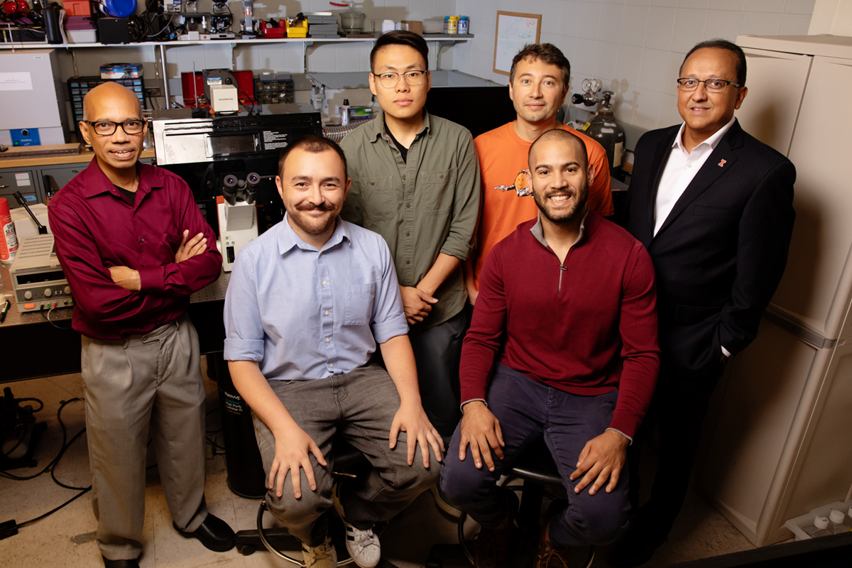 Il team di ricerca che ha sviluppato i robot bioibridiCredits: L. Brian Stauffer