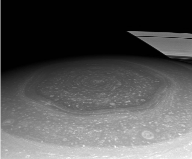 La tempesta a esagono al polo nord di Saturno. Credits: NASA
