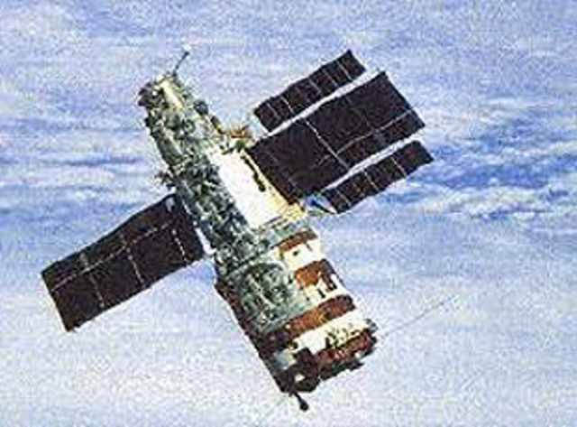 Così videro i due astronauti dalla Soyuz T-13 la Salyut 7 prima dell'accopiamento. Come possiamo vedere, mancano alcuni pannelli solari complementari. Credits: http://www.todonoticias.ga