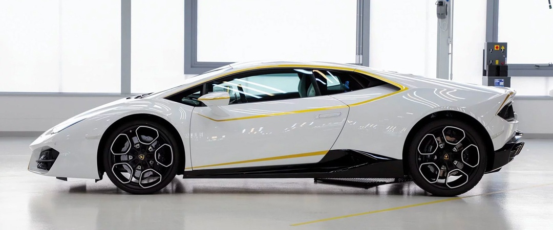 Lamborghini del Papa all'asta: i soldi in beneficenza