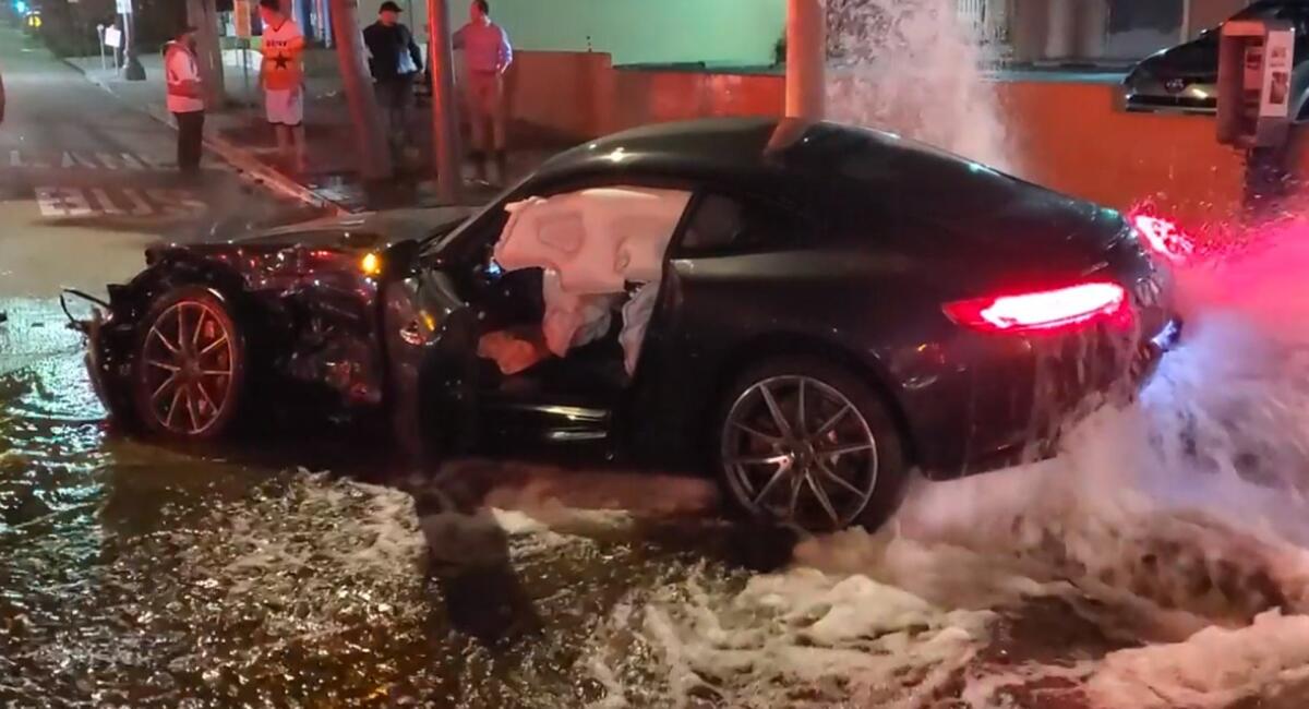 Mercedes AMG-GT si scontra con Range Rover e distrugge un idrante (VIDEO) - Mercedes AMG-GT si scontra con Range Rover e distrugge un idrante (VIDEO)