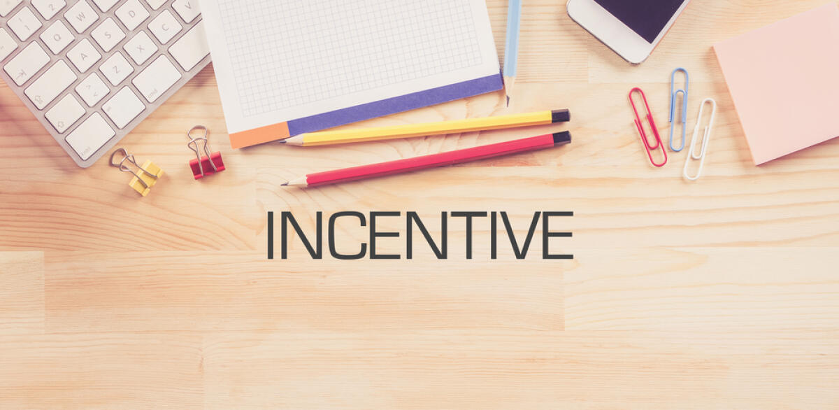 Guida all'incentivo: tutto ciò che devi inizialmente sapere - Business Workplace with  INCENTIVE Concept on Wooden Background