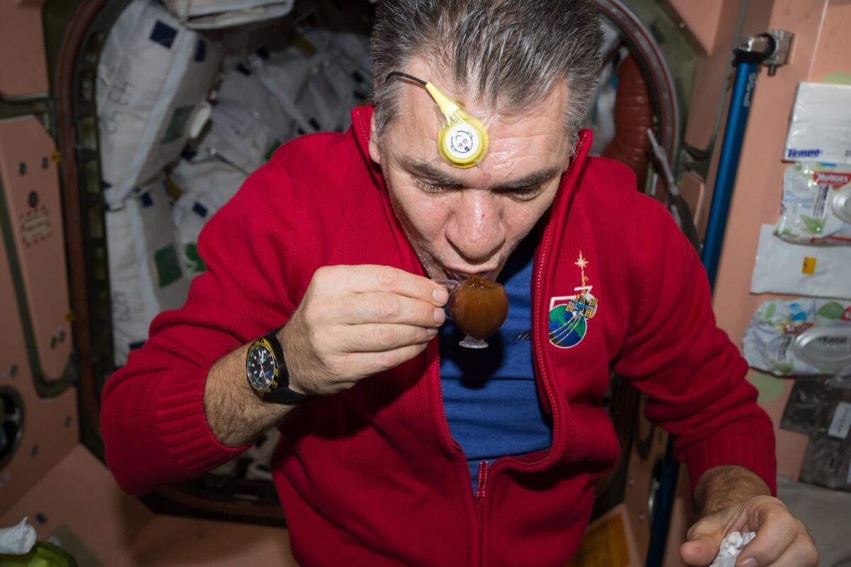 Paolo Nespoli e il caffè in orbita con la tazzina... spaziale! - Paolo Nespoli e il caffè spaziale, crediti: ESA/Paolo Nespoli