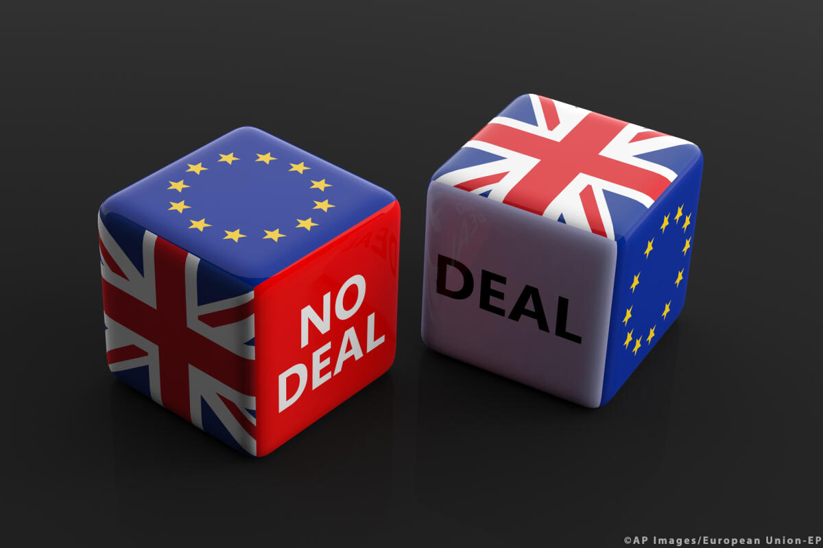 La Brexit di Johnson: giorno decisivo - Brexit, deal or no deal concept. United Kingdom and European Union flags on dice, black background. 3d illustration