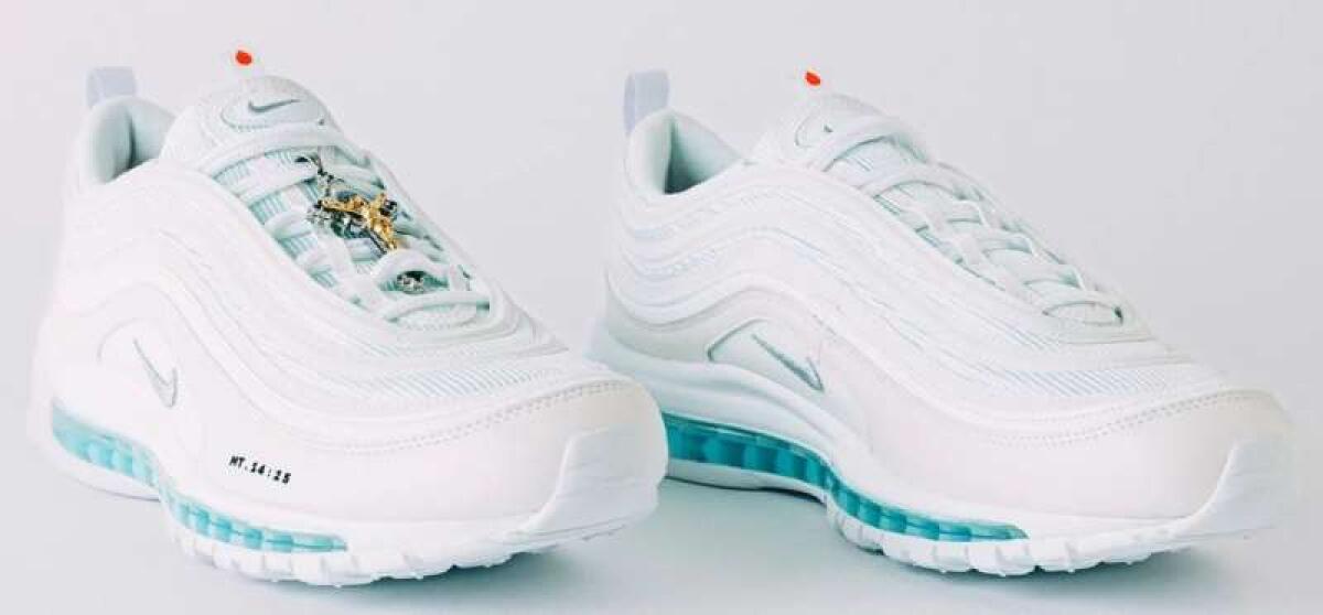 Il successo benedetto delle Jesus Sneaker, le scarpe per camminare sull’acqua (santa) - 