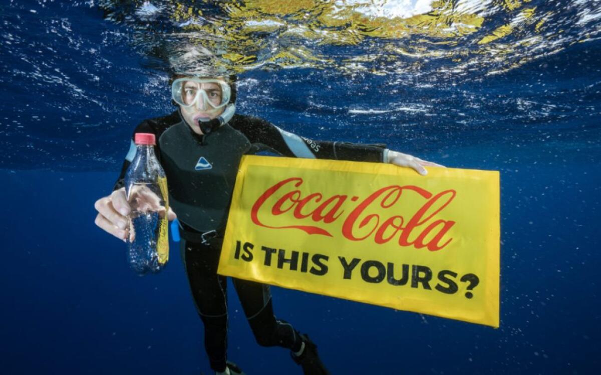 Coca Cola killer ambientale: causa la maggior parte dei rifiuti plastici - 