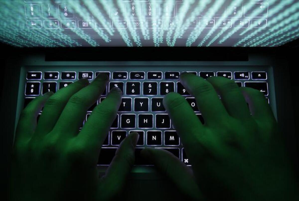 Attacco hacker al network di una centrale nucleare in India - A man types on a computer keyboard in Warsaw in this February 28, 2013 illustration file picture. REUTERS/Kacper Pempel/Files