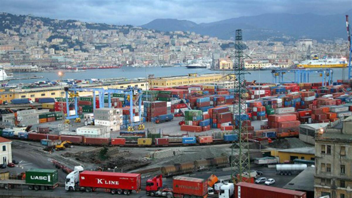 La diga italiana da 1 Miliardo: il progetto per il porto di Genova. - Panoramica del porto di Genova.