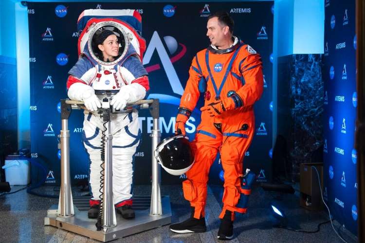 Le nuove tute della missione Artemis indossate da due ingegneri della NASA. Credits: www.msn.com