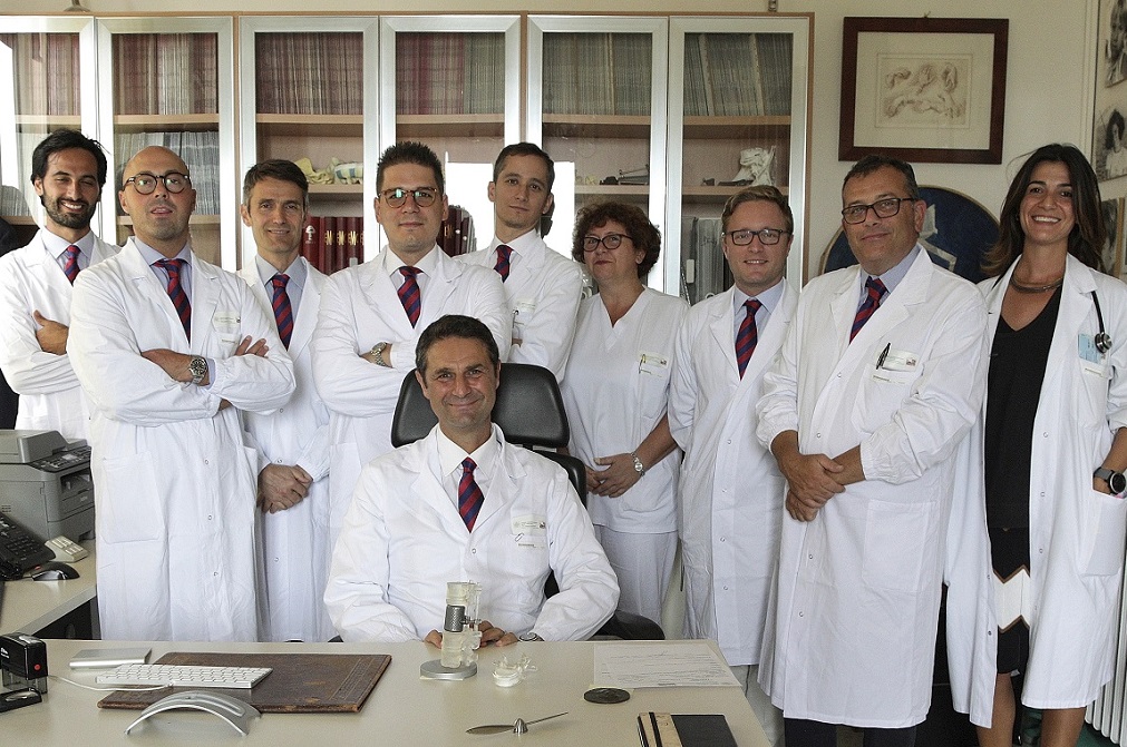 L'équipe medica della Chirurgia vertebrale ad indirizzo oncologico e degenerativo. Al centro seduto il direttore Dr. Alessandro Gasbarrini ior.it