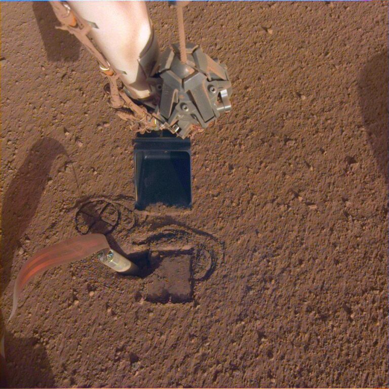 La pala meccanica e la talpa, affondata solo di pochi centimetri nel terreno. Credits: Nasa