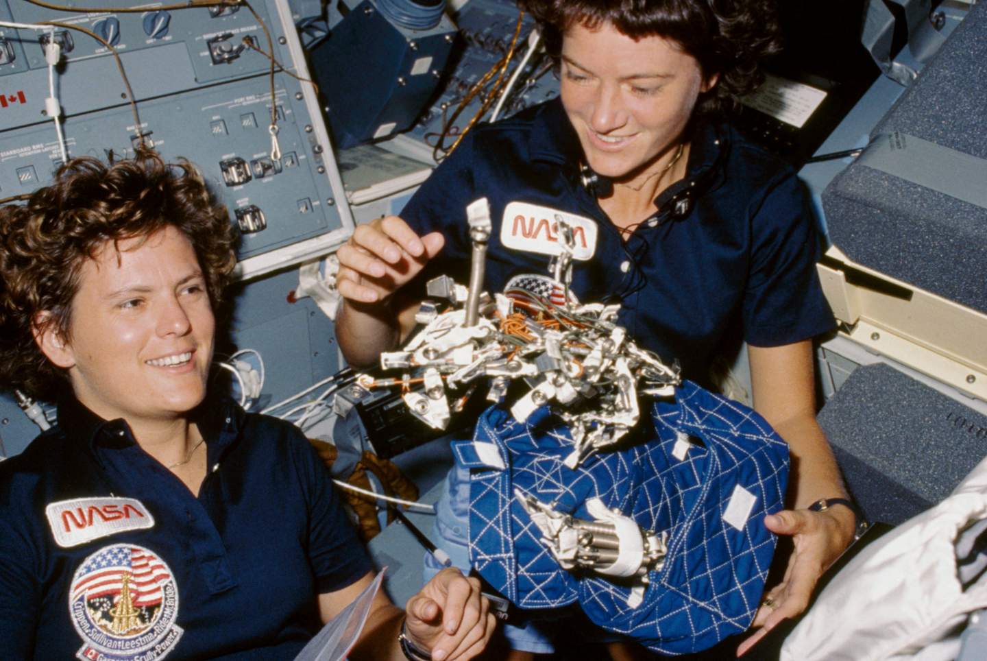 Le astronaute Kathryn D. Sullivan e Sally K. Ride durante la missione STS-41G. Credits: NASA