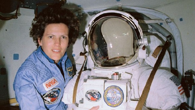 L'astronauta Kathy Sullivan con la sua tuta spaziale durante una missione Space Shuttle del 1995. Credits: NASA