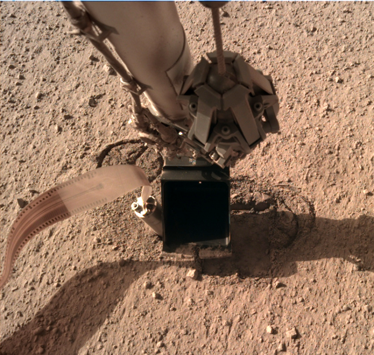 La pala meccanica schiacciata direttamente contro la talpa. Credits: Nasa