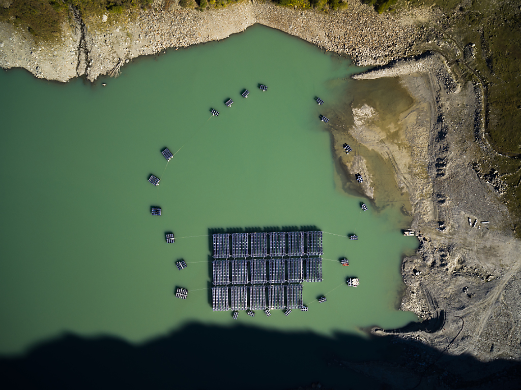 fotovoltaico galleggiante, fotovoltaico, energia, Svizzera, lago, montagne, Alpi, rinnovabili, solare, lac des Toules, Energy Close-up Engineering