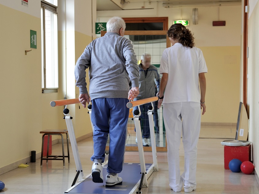 Esercizi di riabilitazione del paziente sottoposto al trapianto di vertebre ior.it