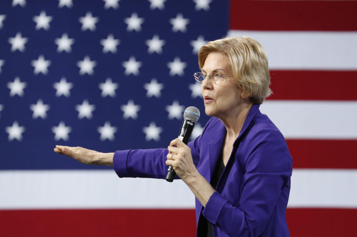 Elizabeth Warren: la nemica dei ricchissimi - Democratic presidential candidate Sen. Elizabeth Warren, D-Mass., speaks at a Service Employees International Union forum on labor issues, Saturday, April 27, 2019, in Las Vegas. (AP Photo/John Locher)