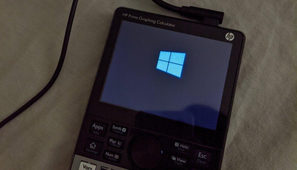 Windows 10... ma su una calcolatrice! - Windows 10 su una calcolatrice. Credits:  fossbytes.com