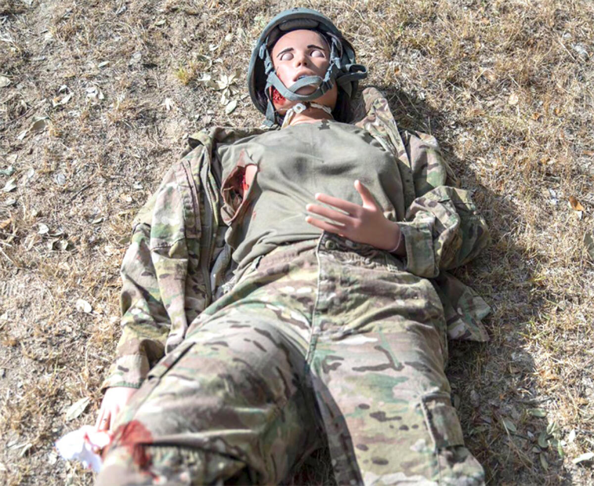 Ecco il primo simulatore per l'assistenza medica militare femminile - Il manichino nella foto sottostante si chiama Tactical Casualty Care Simulator Female (TCCSF) ed è unico nel suo genere.
Credits: Operative Experience