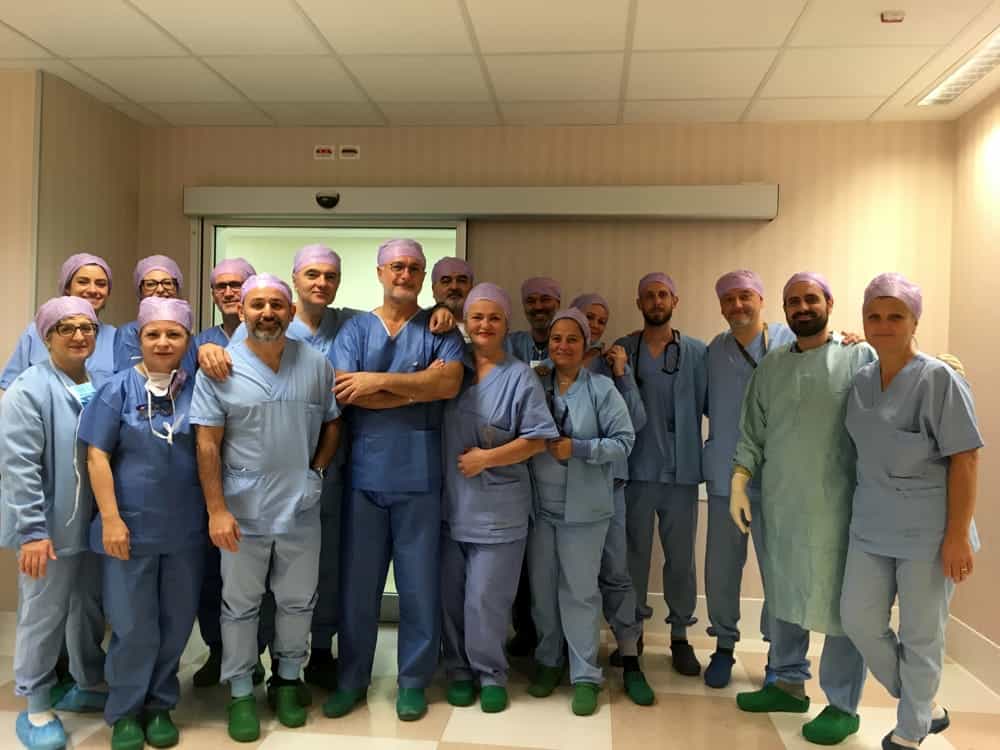 La squadra di neurochirurghi, neurofisiologi. neuropsicologi e infermieri che hanno guidato l'operazione al cervello.