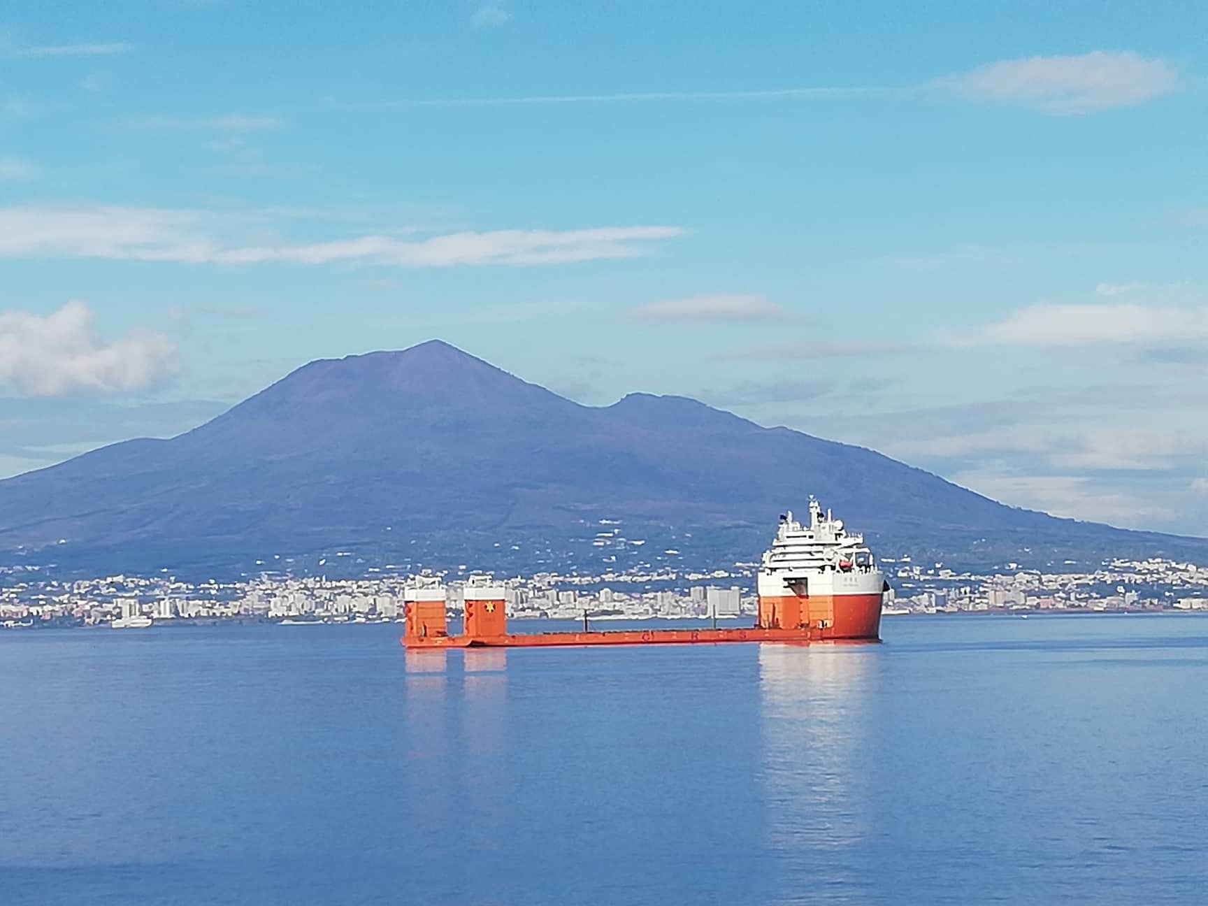 Nave heavy load Hua Yang Long nel porto di Castellammare di Stabia, prima e dopo le operazioni di carico. Foto dell’autore