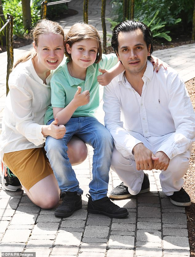 Laurent con i suoi genitori Lydia, 29 anni e Alexander, 37. Credits. www.dailymail.co.uk
