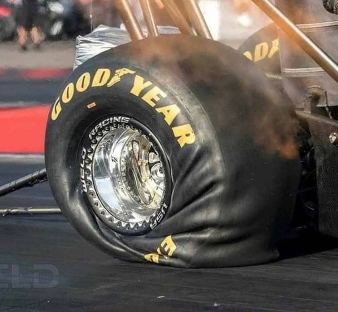 La fase di massima accelerazione per uno pneumatico di Dragster