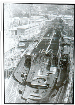 Scafo in costruzione nel bacino di carenaggio,si possono notare i Cilindri Pugliese a mezza nave sul fianco. (Fonte "L'ultima fortezza italiana" di Federico Bianconi)