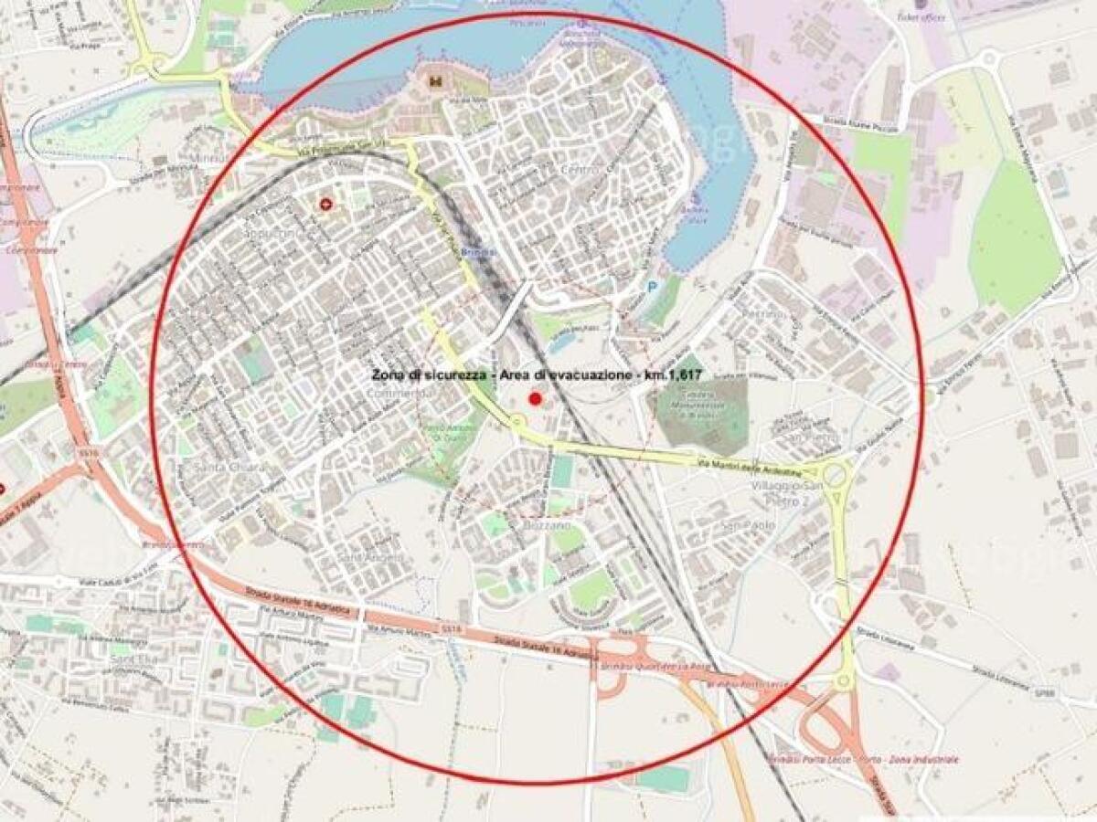 Bomba a Brindisi, oggi il giorno della maxi evacuazione - La Zona Rossa intorno all'area di ritrovamento dell'ordigno. (crediti: Corriere della Sera)