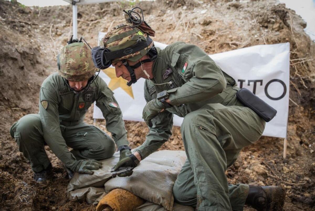 Brindisi: ecco la bomba dopo il disinnesco - Gli artificieri al lavoro per disinnescare la bomba. (crediti: Twitter/@guerini_lorenzo)