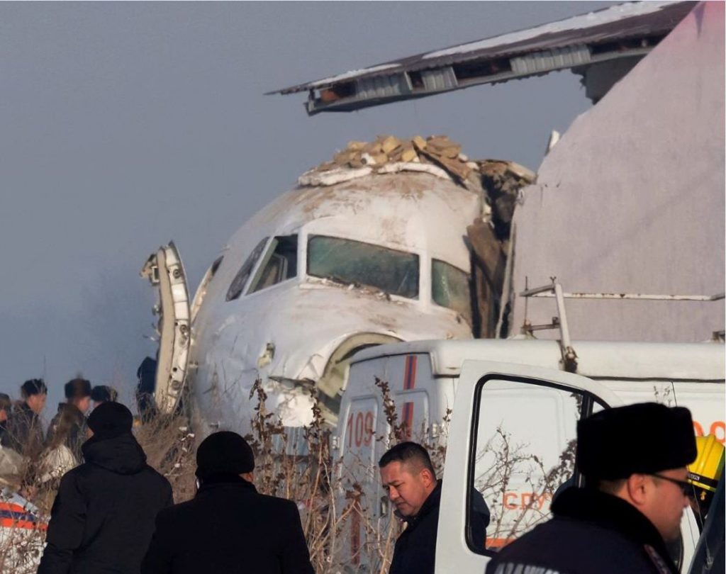 Fokker-100, della compagnia locale Bek Air si schianta appena dopo il decolloCredits: Sky Tg 24