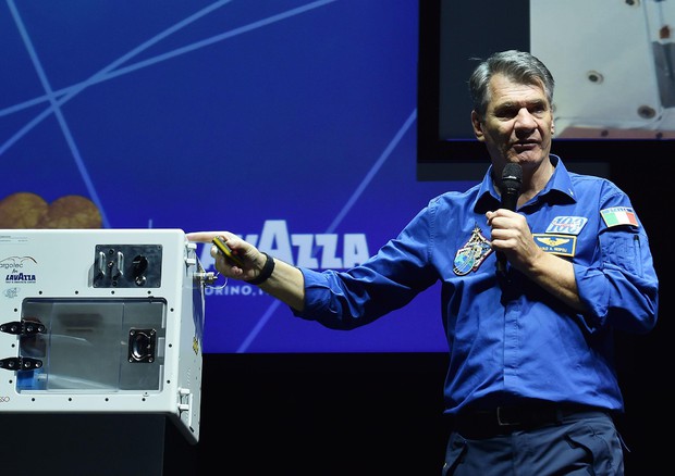 Paolo Nespoli presenta la macchina per il caffè espresso nello spazio.Crediti: www.ansa.it