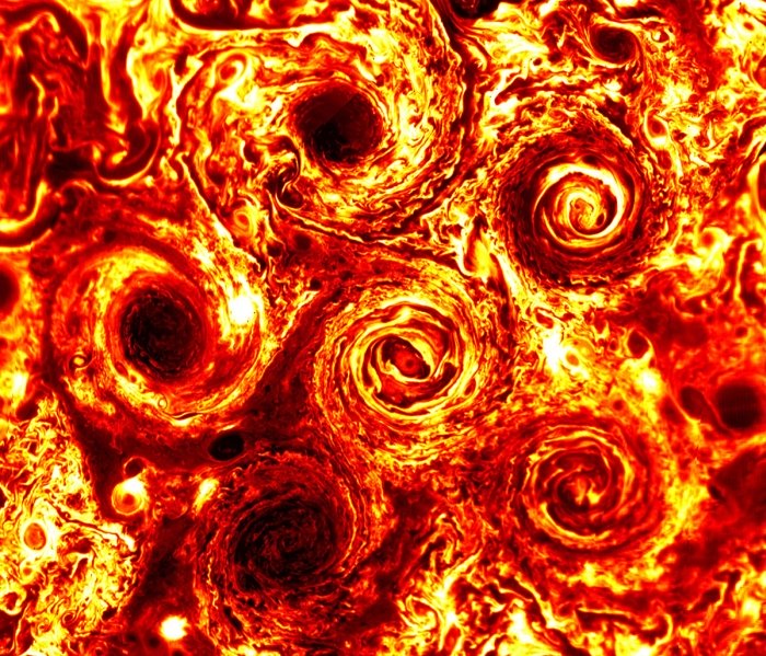 Disposizione pentagonale dei cicloni su Giove (crediti: NASA/JPL-Caltech/SwRI/ASI/INAF/JIRAM)