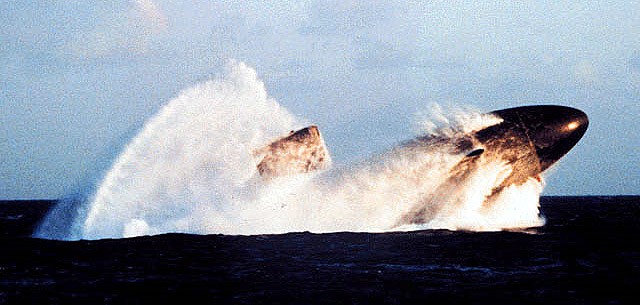 Un’emersione di emergenza dello USS Springfield (SSN-761) (Wikimedia Commons)