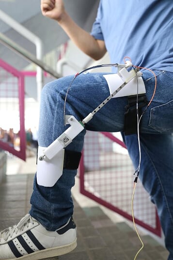 Dispositivo basato su tecnologia di energy-harvesting capace di produrre energia dalla camminata. Credit: The Chinese University of Hong Kong