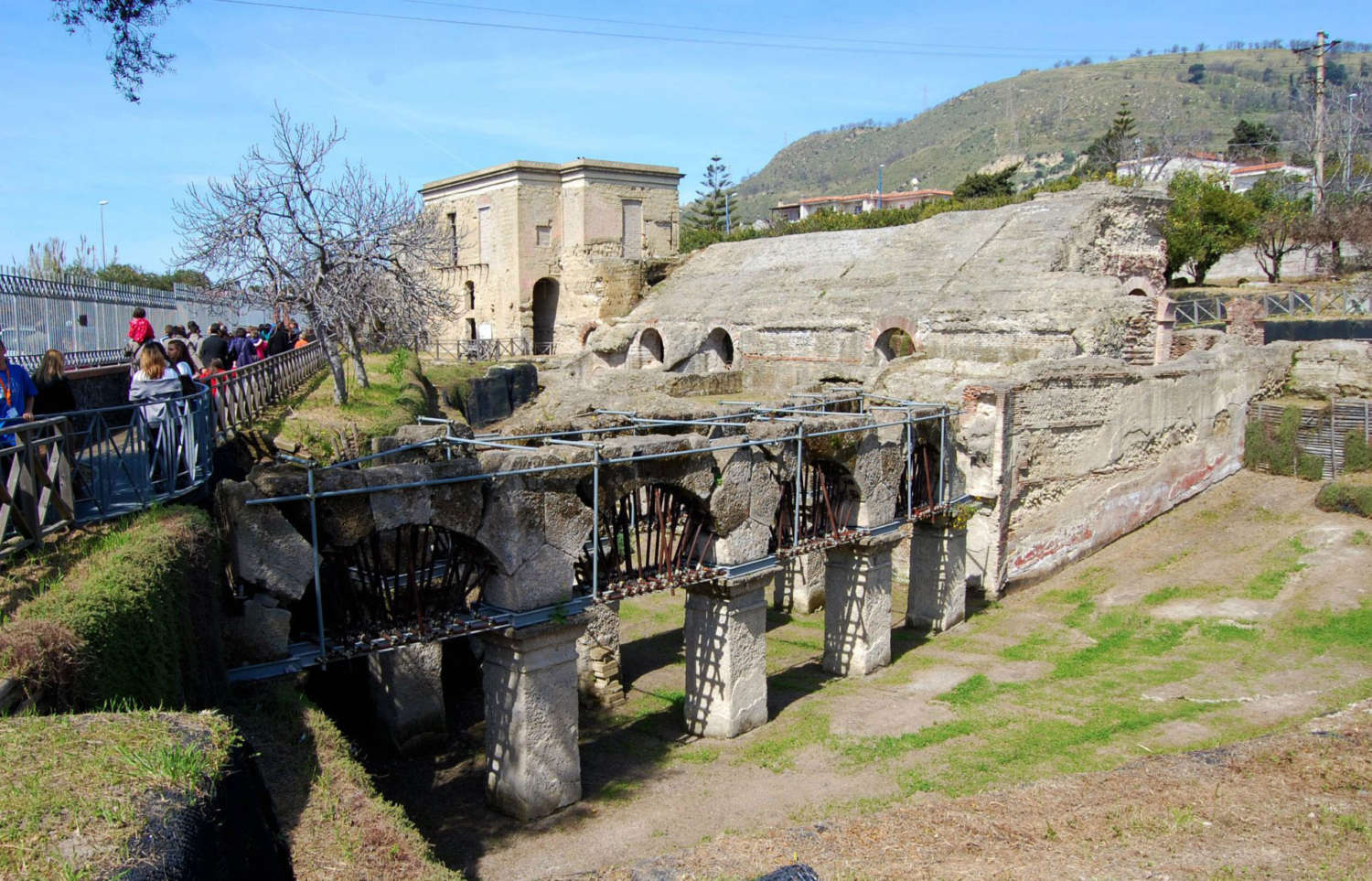 I resti dello Stadio Antonino Pio di Pozzuoli. PH: archeoflegrei.it
