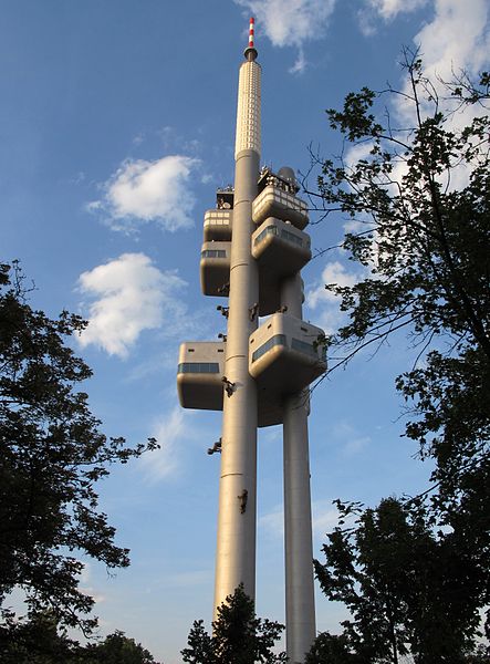 Zizkov Television Tower, con particolari delle sculture. PH: wikipedia.org