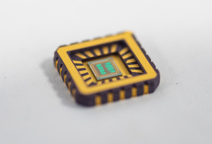 Questo chip è in grado di riprodurre le proprietà elettriche di un neurone biologicoCredits: University of Bath