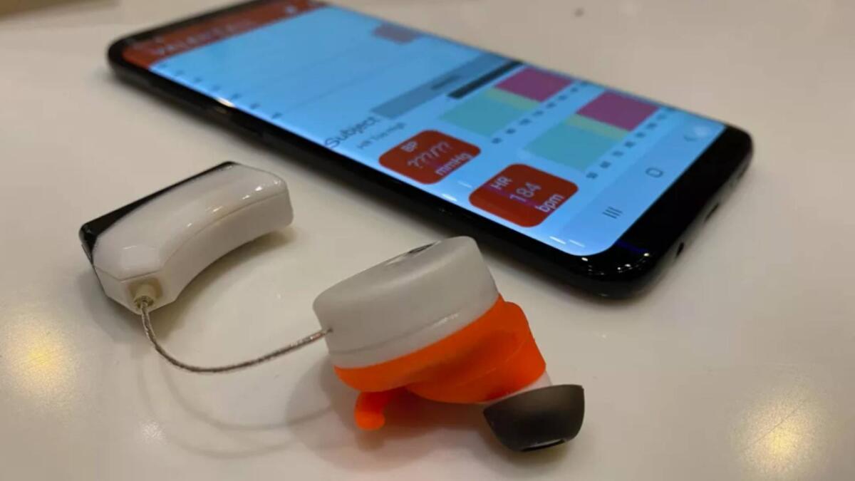 In arrivo gli auricolari per misurare la pressione sanguigna - auricolari pressione sanguigna telefono monitorare 
credits: cnet.com