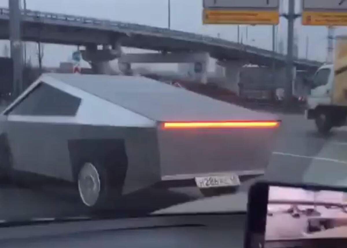 Cybertruck catturato tra le strade di Mosca: si tratta di una (brutta) replica. - 